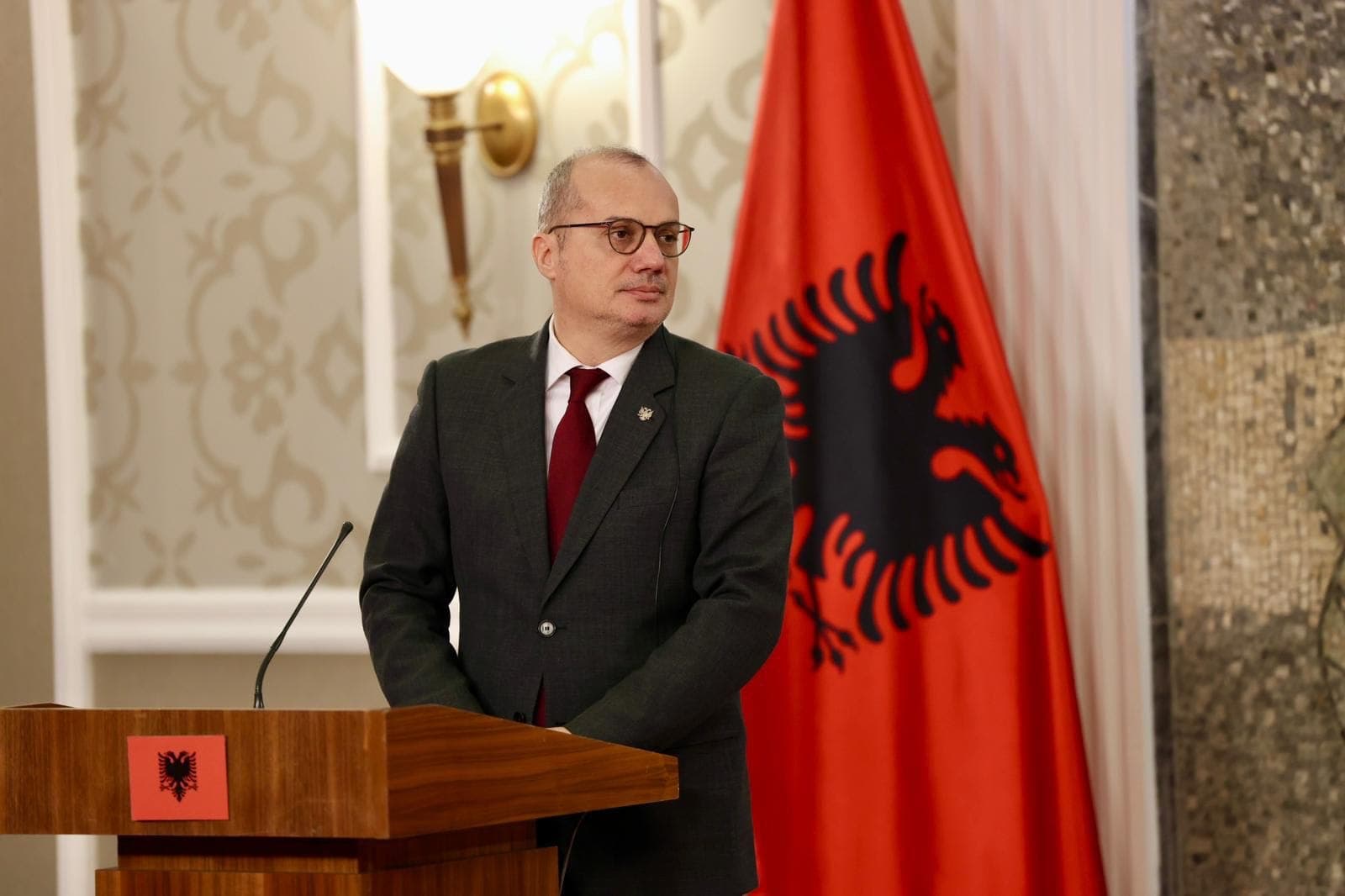 Hasani i kërkon ministrit boshnjak rivlerësim të qëndrimit ndaj Kosovës për anëtarësim në nismat rajonale