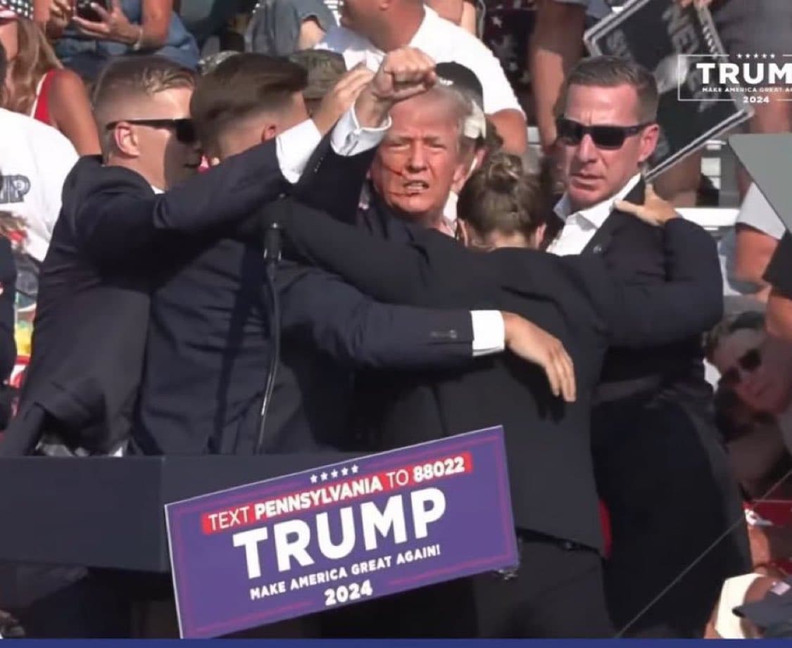 LAJMI I FUNDIT: Të shtëna gjatë tubimit të Trumpit, i shihet gjak në vesh