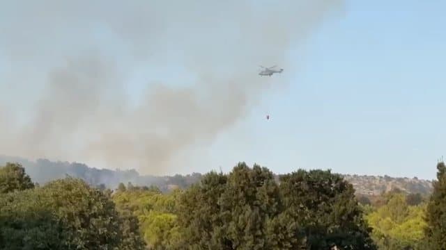 Zjarret e mëdha në Shëngjin po i rrezikojnë banesat dhe hoteleritë (VIDEO)