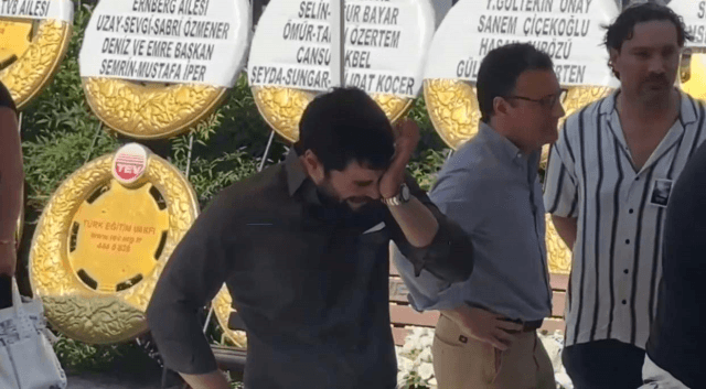Momenti i dhimbshëm, aktorit të njohur turk i vdiq nëna – në funeral s’i ndali dot lotët (VIDEO)