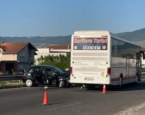 Aksident mes tri automjeteve në Komoran, pësojnë lëndime tre persona