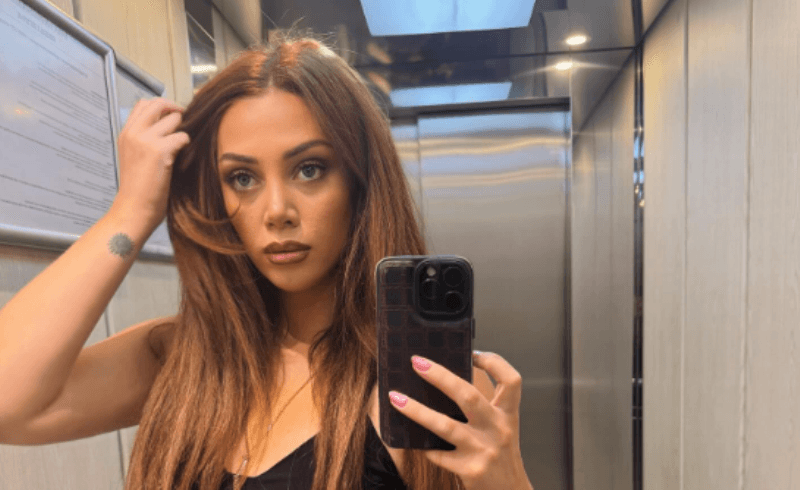 Besiana Behluli pozon para pasqyrës së ashensorit