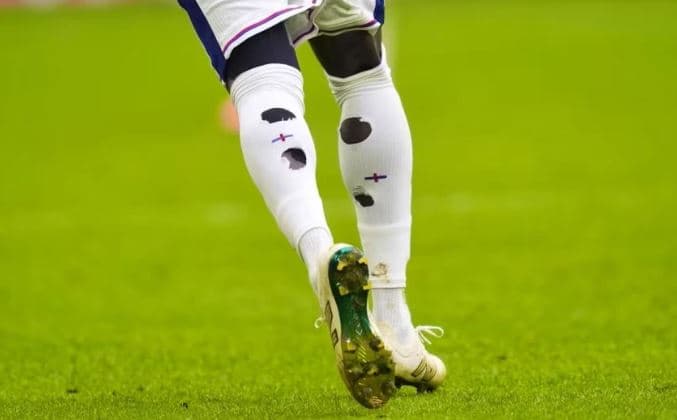 Për çfarë arsye futbollistët po i shqyejnë çorapet mbrapa?