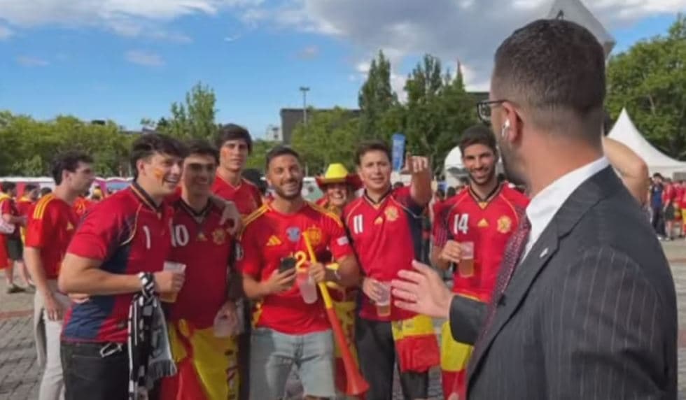 Tifozët spanjollë ia urojnë ditëlindjen Yamalit në lidhjen direkte në Klan Kosova (VIDEO)