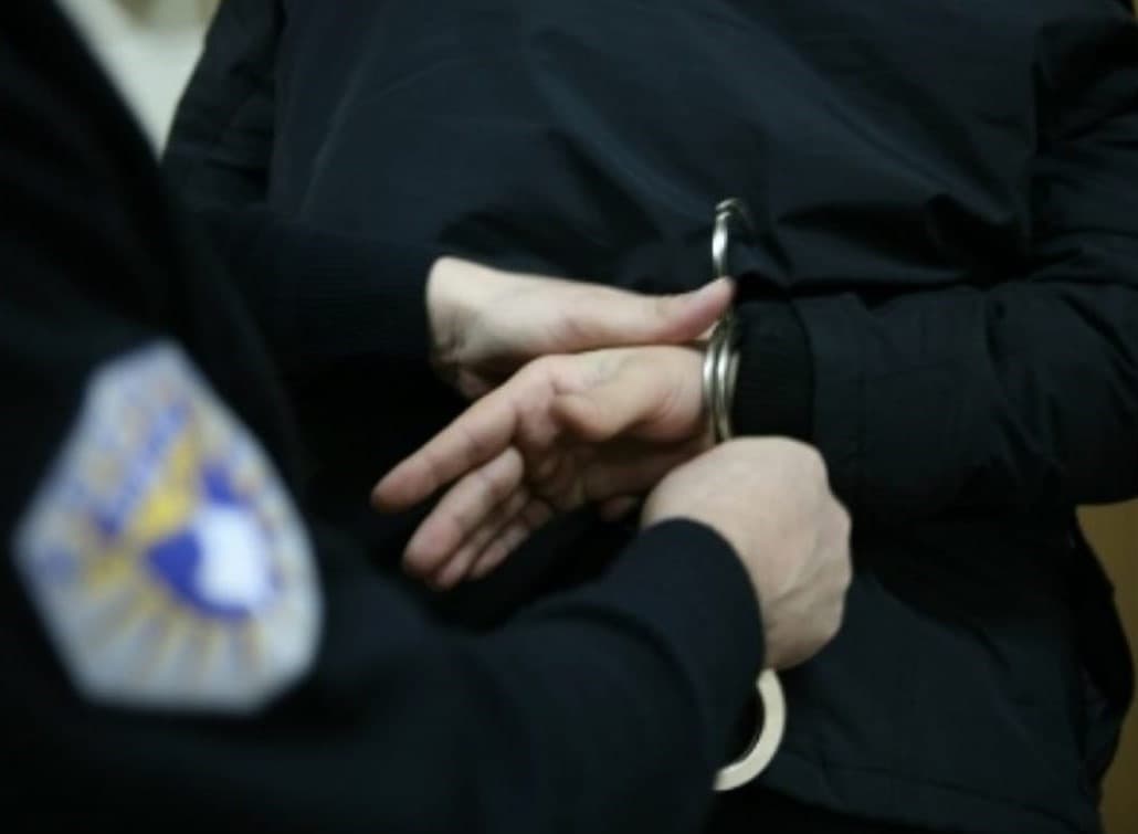 Rrihet nga pronari i lokalit në Leshak të Leposaviqit, vëllai i tij ia dëmton veturën me shishe