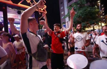Spanjollët e anglezët e "kallin" Berlinin, krijojnë atmosferë të zjarrtë pak para finales