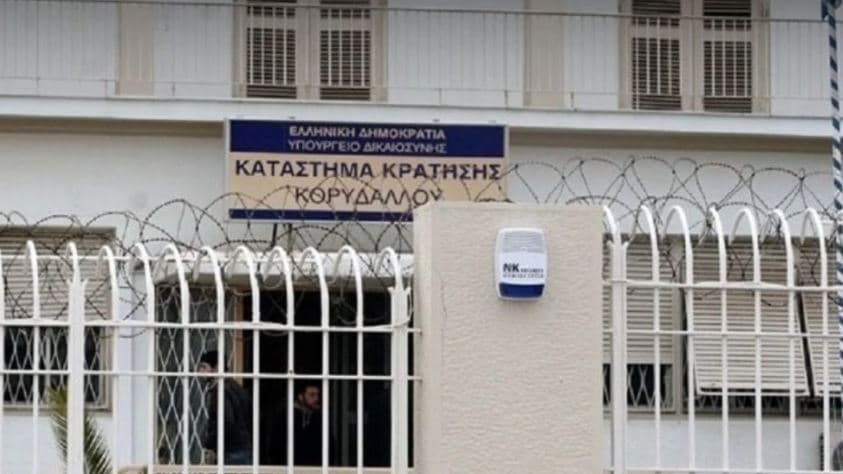 E padëgjuar - i riu shqiptar gëlltit 84 qese me kokainë gjatë transferimit në burg