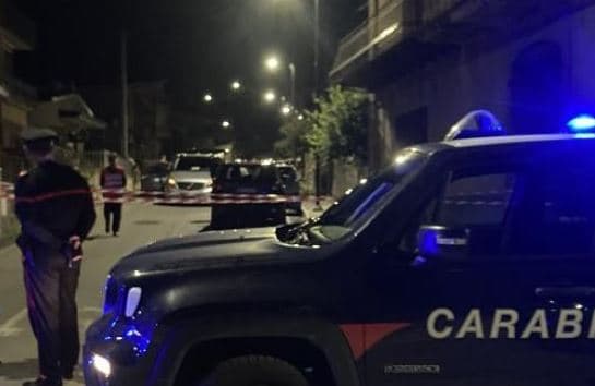 E rëndë në Itali: Vëllai ia pret kokën vëllait, pastaj ia hedh nga ballkoni i shtëpisë