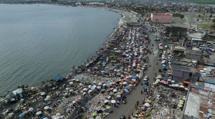 Zjarri në një anije në Haiti vret 40 emigrantë
