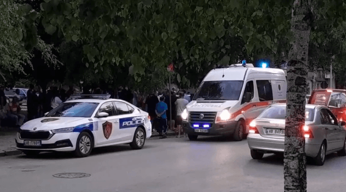 Përplasen dy vetura në Korçë, lëndohet një i moshuar