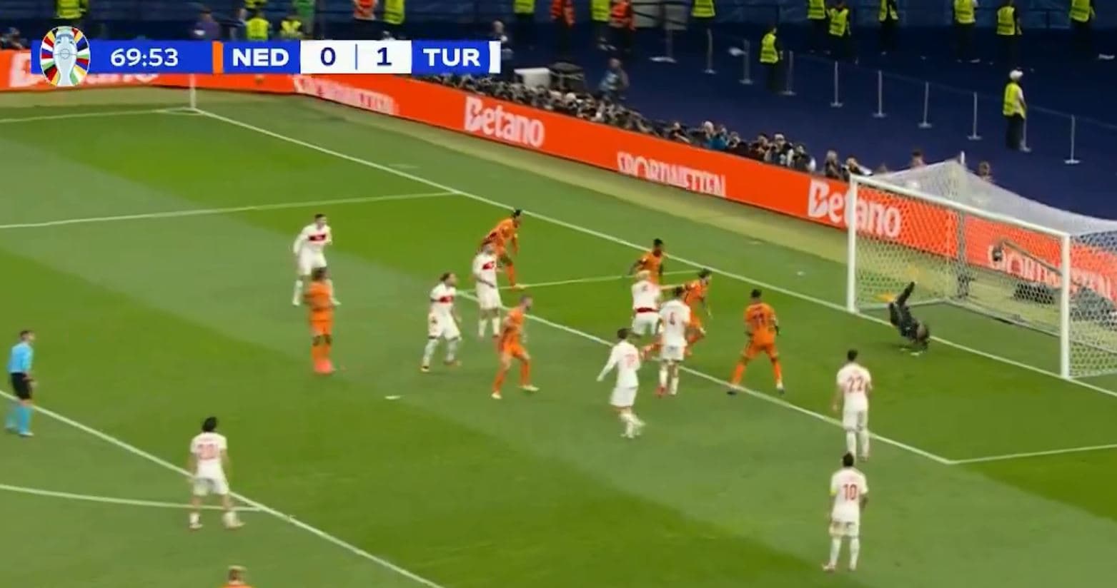 Holanda barazon gjithçka, De Vrij tund rrjetën turke