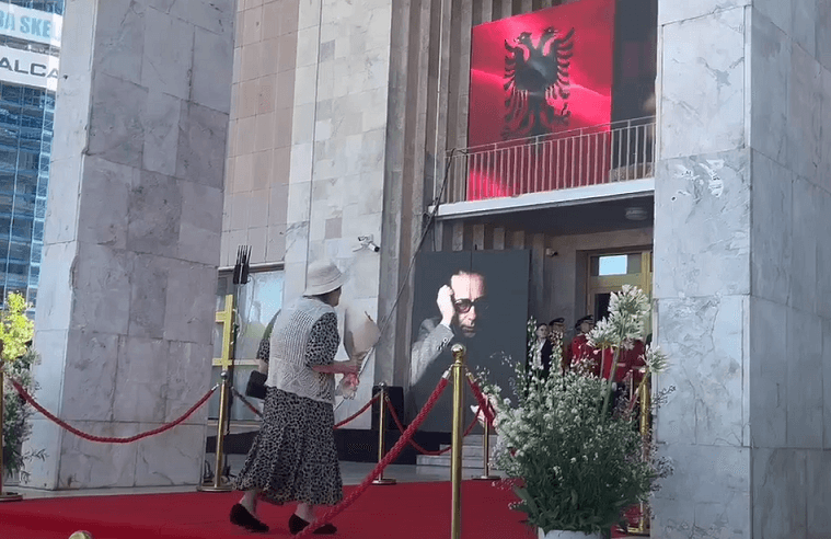 Në Tiranë po mbahen homazhet për Ismail Kadarenë (VIDEO)