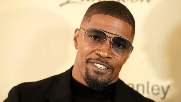 Jamie Foxx flet rreth shëndetit, zbulon se çfarë e çoi në spital vitin e kaluar