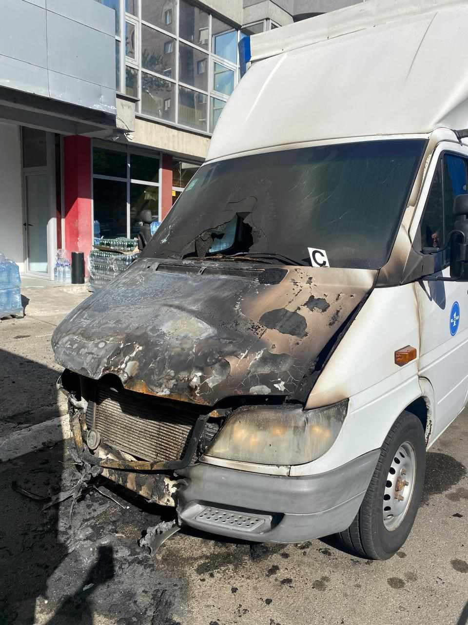 Digjen dy kamionë në veri, dëmtohet edhe një veturë