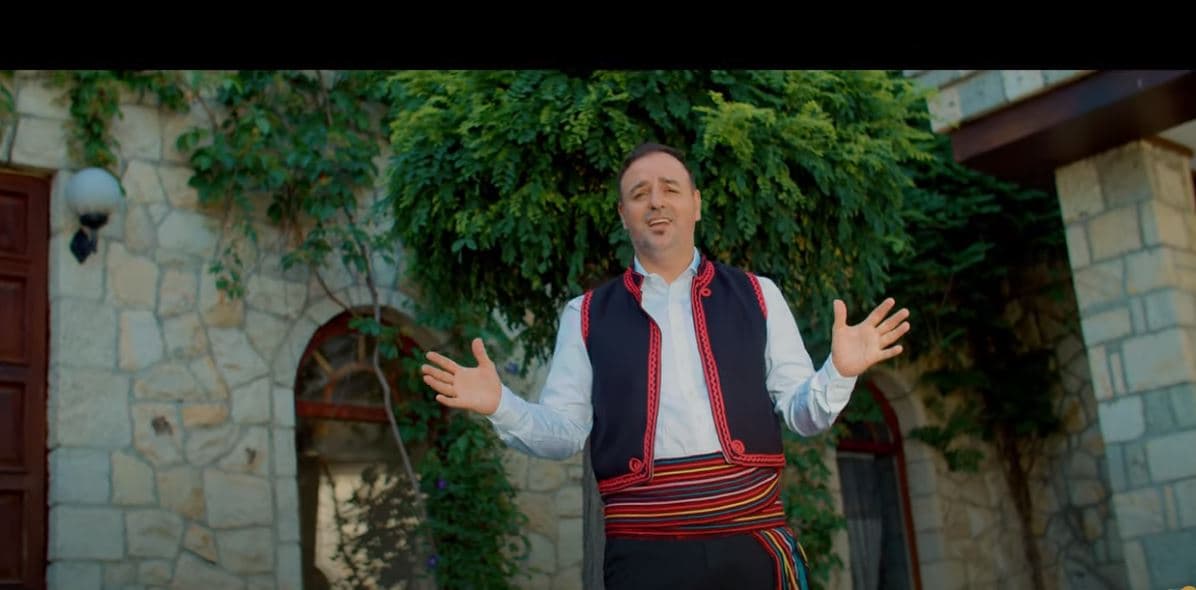 Nexhat Osmani e publikon këngën "Fëllënza" (VIDEO)