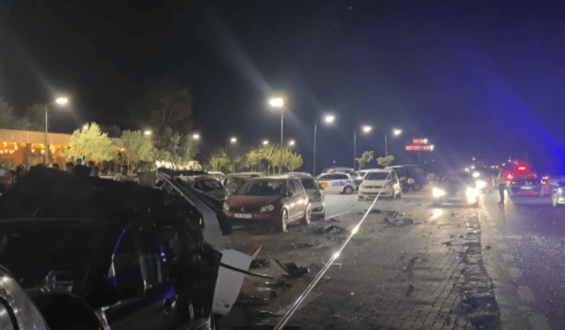 Aksident mes dy veturave në rrugën Lezhë-Laç, njëra përfundon në parkingun e një lokali dhe dëmton 8 të tjera