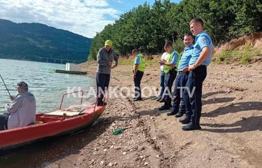 Në Ujman e Badoc policia i konfiskon motorët dhe rrjetat ilegale - një peshkatarit i gjendet një armë pa leje