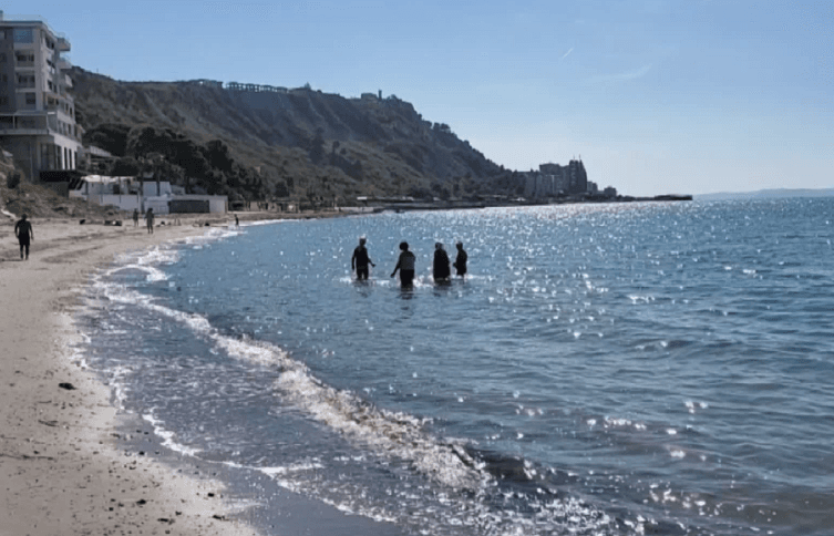 Vdes një person në plazhin e Durrësit