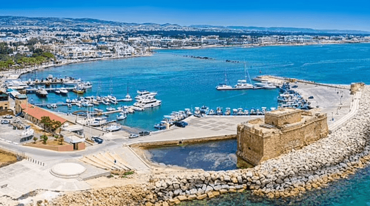 Vdes turisti britanik, ra nga ballkoni i një hoteli në Qipro