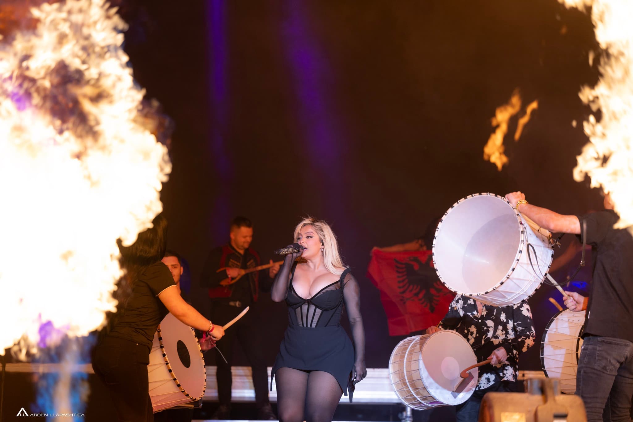 Valdrin Sahiti krijoi veshjen e Bebe Rexhës për "Sunny Hill Festival" (VIDEO)