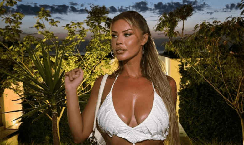 Santiana pozon e veshur në të bardha