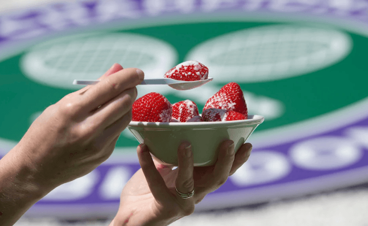 Pse shesin luleshtrydhe dhe krem ​​në Wimbledon?