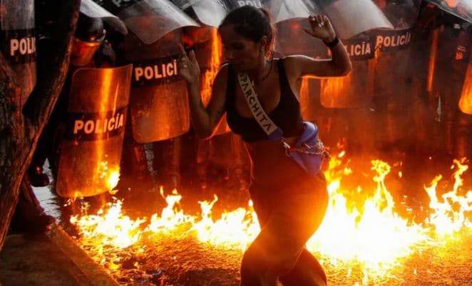 Venezuelasit përleshen me policinë pas rezultatit të diskutueshëm të zgjedhjeve