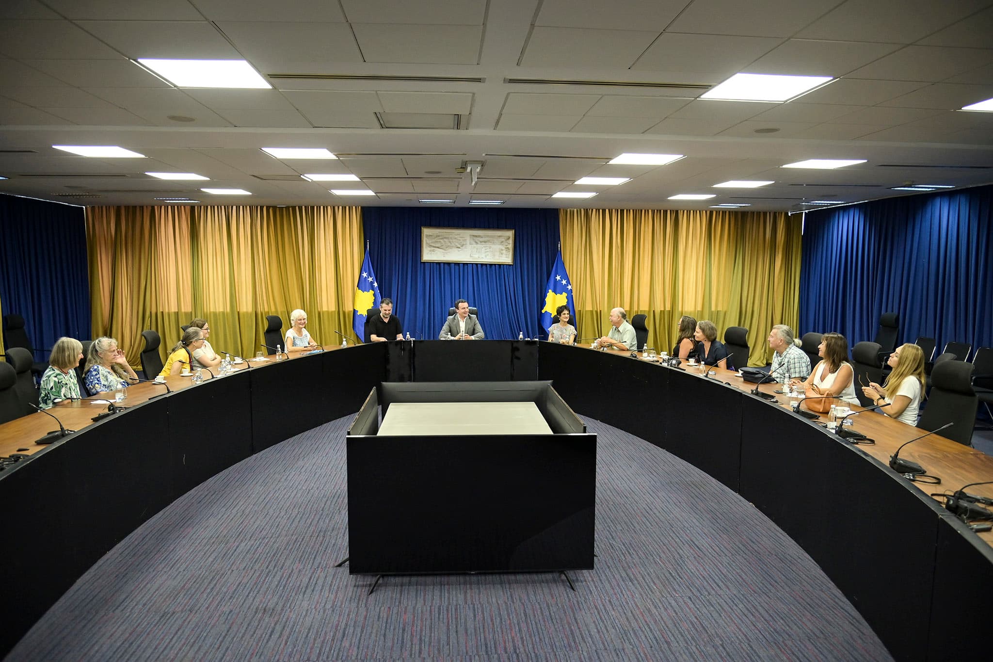 Kryeministri Kurti takon antropologen Janet Reineck e "Kosova Ethno-Tour”