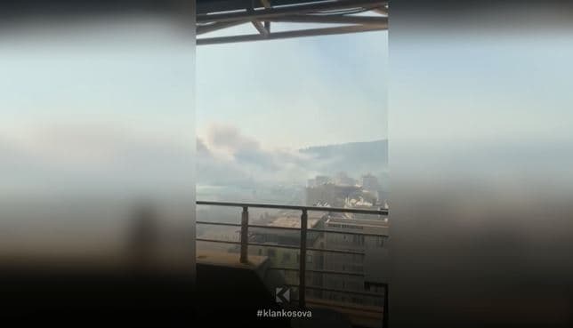 Tymi mbulon Shëngjinin, shtohen forcat nga ajri për t’i shuar zjarret