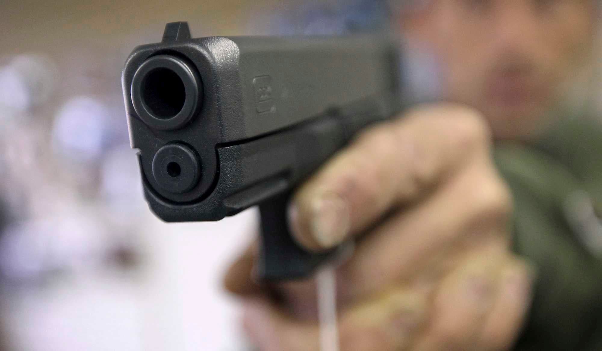 E kanosi me armë një grua në Viti, arrestohet i dyshuari