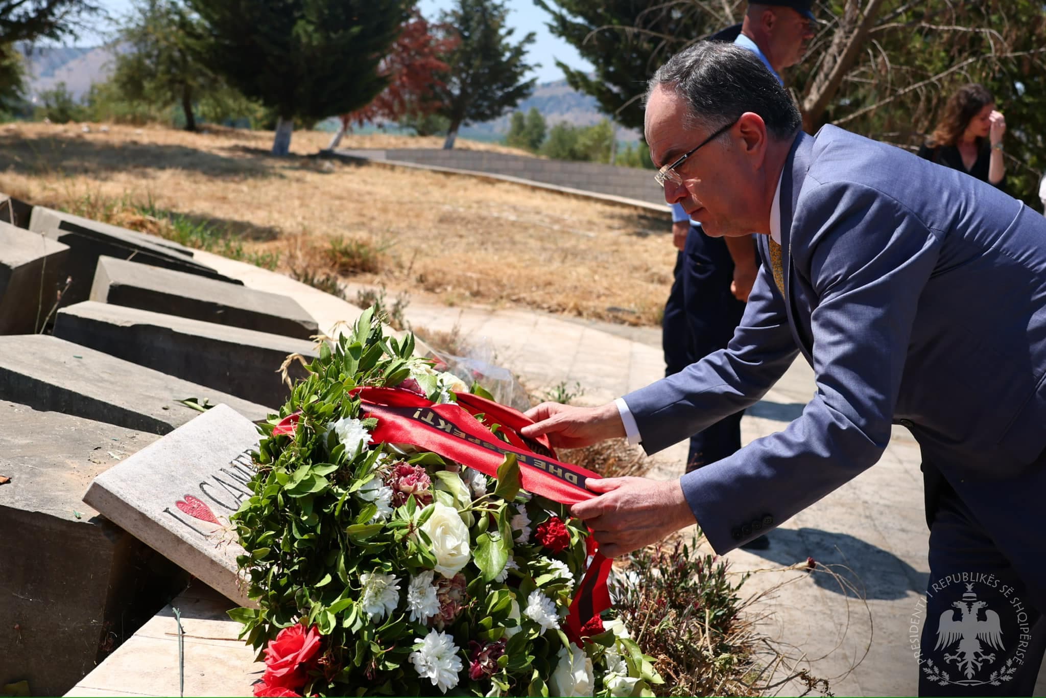 Begaj vendosi lule në varrezën monumentale “Trëndafilat e Çamërisë”, vijnë reagimet nga Greqia