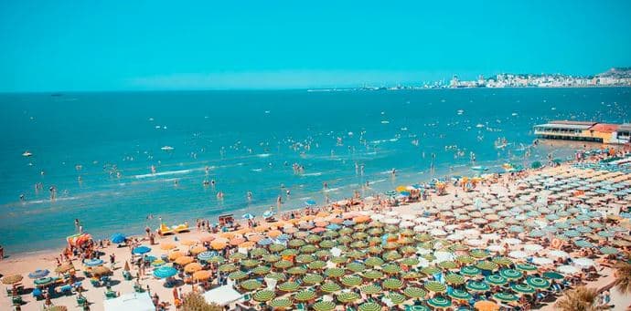 Shqiptarët nga Kosova braktisin bregdetin e Shqipërisë, preferojnë atë grek