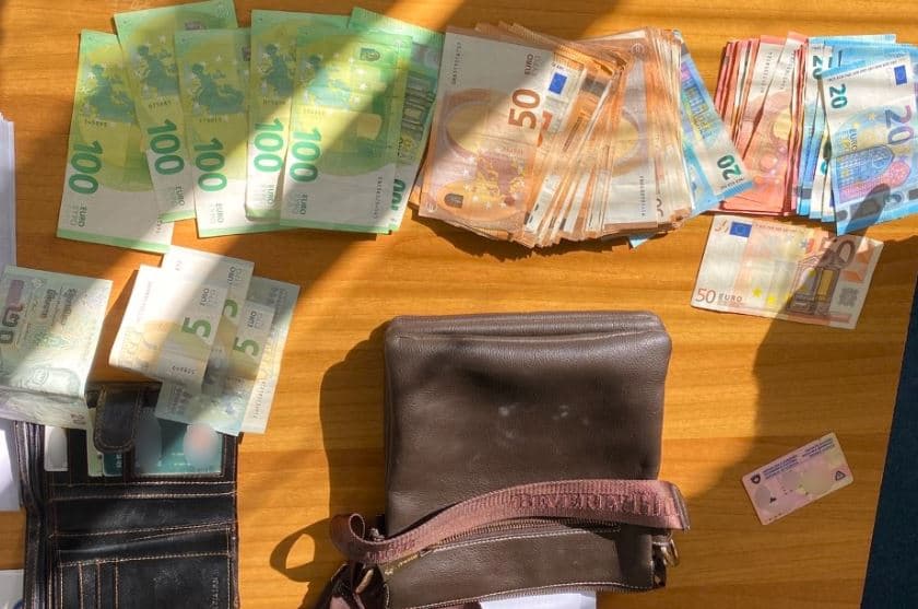 Qytetari e gjen çantën me 7 mijë e 500 euro, e dorëzon në polici