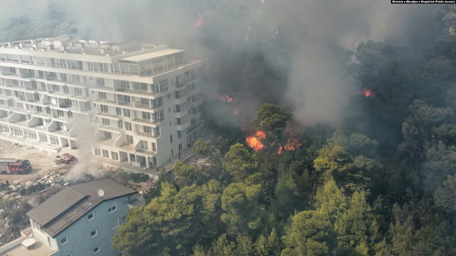 Dyshohet për zjarrvënie të qëllimshme në Shëngjin, Balla: Jemi në kontakt edhe me KFOR-in