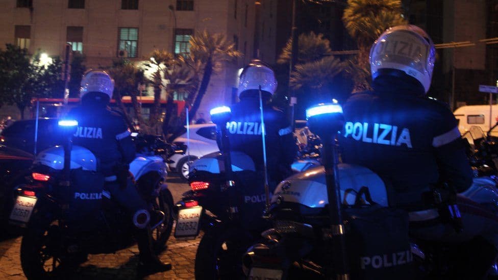 Shqiptari rrah dhe bën për spital dy policë italianë