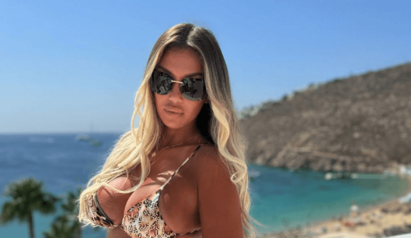 Adelina Tahiri e “zjarrtë” nga pushimet