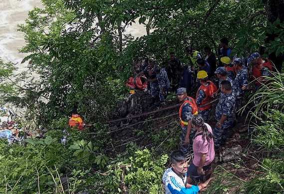 Të paktën 14 të vdekur pasi autobusi me pelegrinë indianë ra në një lum në Nepal
