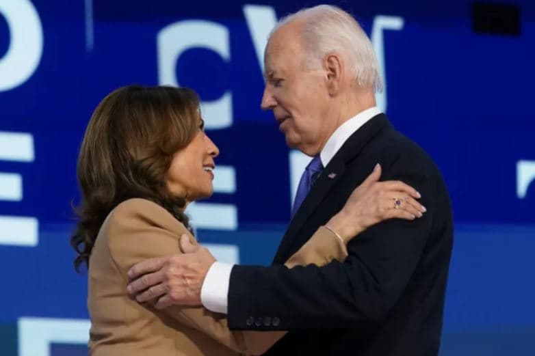 Bideni fshin lotët, përqafon Harrisin – ajo i thotë “Të dua”