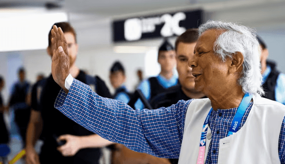 Laureati i Nobelit, Yunus, i kërkon popullit paqe para kthimit në Bangladesh