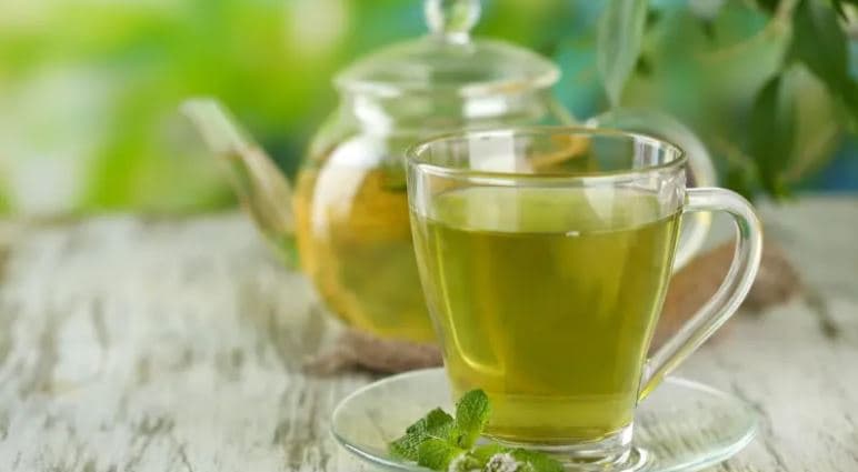Pirja e rregullt e çajit të gjelbër ka përfitime edhe për lëkurën