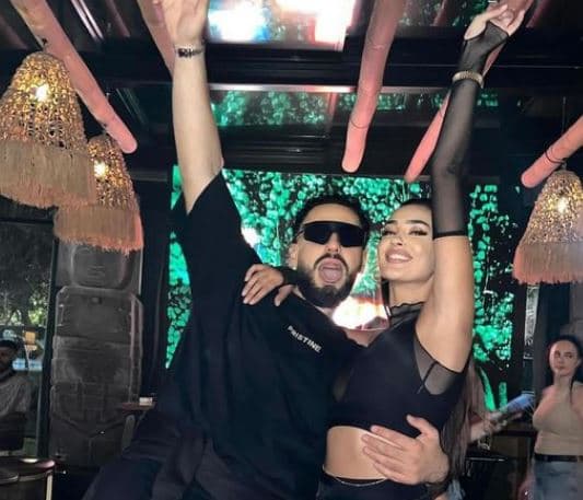 Capital T dhe Adrola Dushi, të buzëqeshur pranë njëri-tjetrit