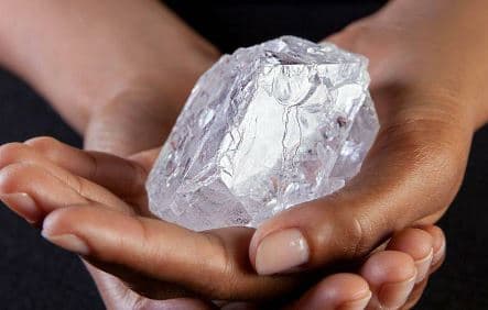 Zbulohet një diamant prej 2492 karatësh, mund të jetë më i madhi i zbuluar ndonjëherë