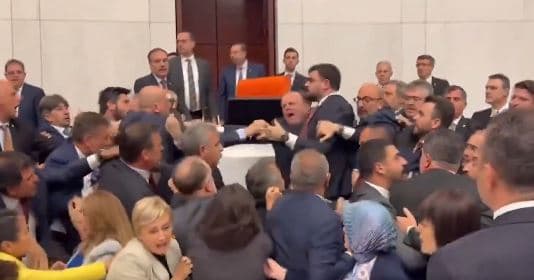 "Kërcet" grushti në Parlamentin e Turqisë