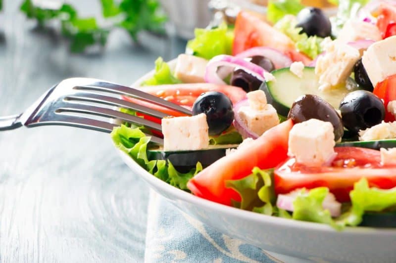 Dieta mesdhetare mund të ulë forcën e COVID-19