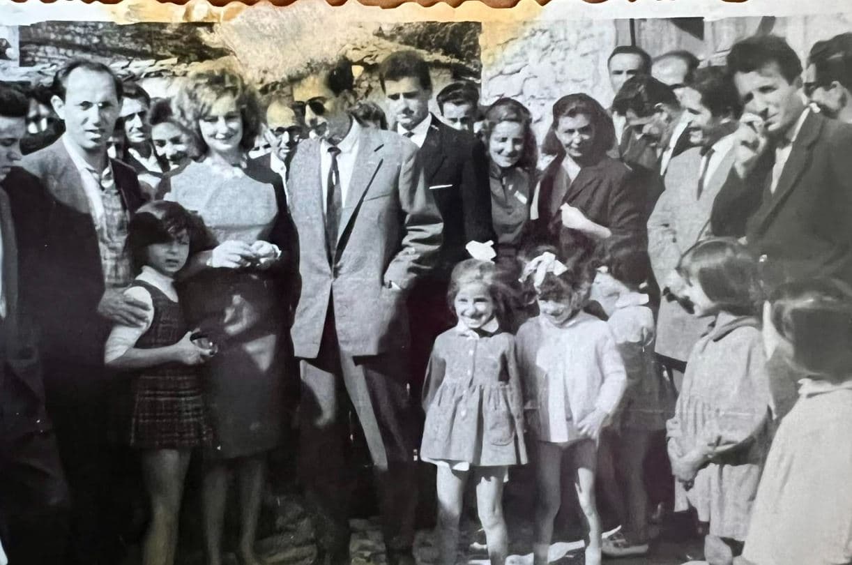 Fotografi e rrallë e ditës së martesës të Ismail Kadare në '63-në, i pranishëm edhe Dritëro Agolli