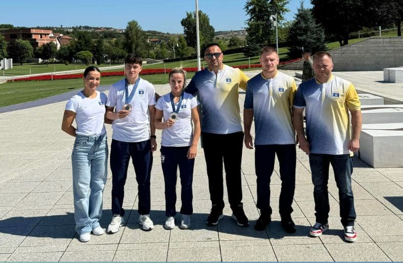 "Me përulje para dëshmorëve e martirëve të Kombit", fitueset e medaljeve olimpike bëjnë homazhe në Prekaz
