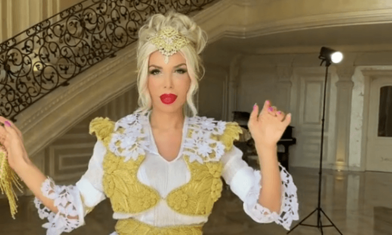 Edona James shfaqet me veshje tradicionale