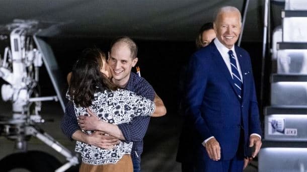 Përqafime e lot teksa Gershkovich dhe shtetas të tjerë amerikanë kthehen në shtëpi pas lirimit nga burgu