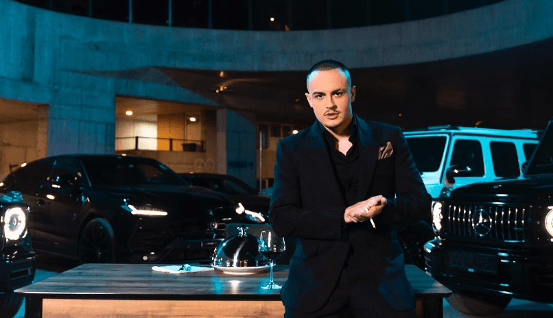 Don Xhoni “serioz” në paraqitjen e fundit