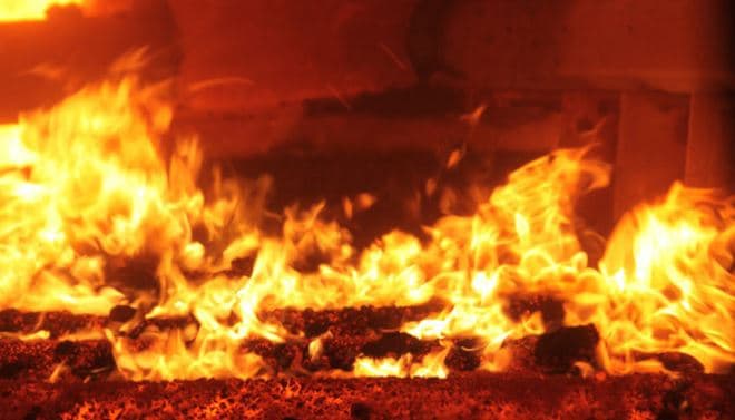 Shpërthen zjarr si pasojë e përçuesve të rrymës në Vushtrri, digjet një restorant